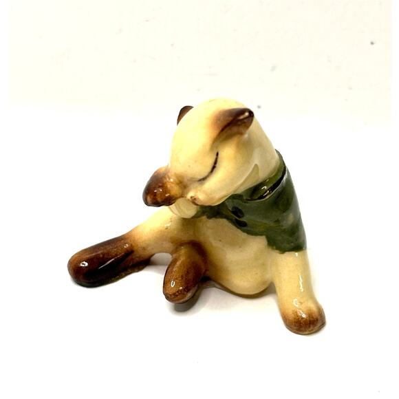 Hagen Renaker Mini Figurine Vntg 90s Siamese Kitty Green Sweater Cleaning - Picture 1 of 6